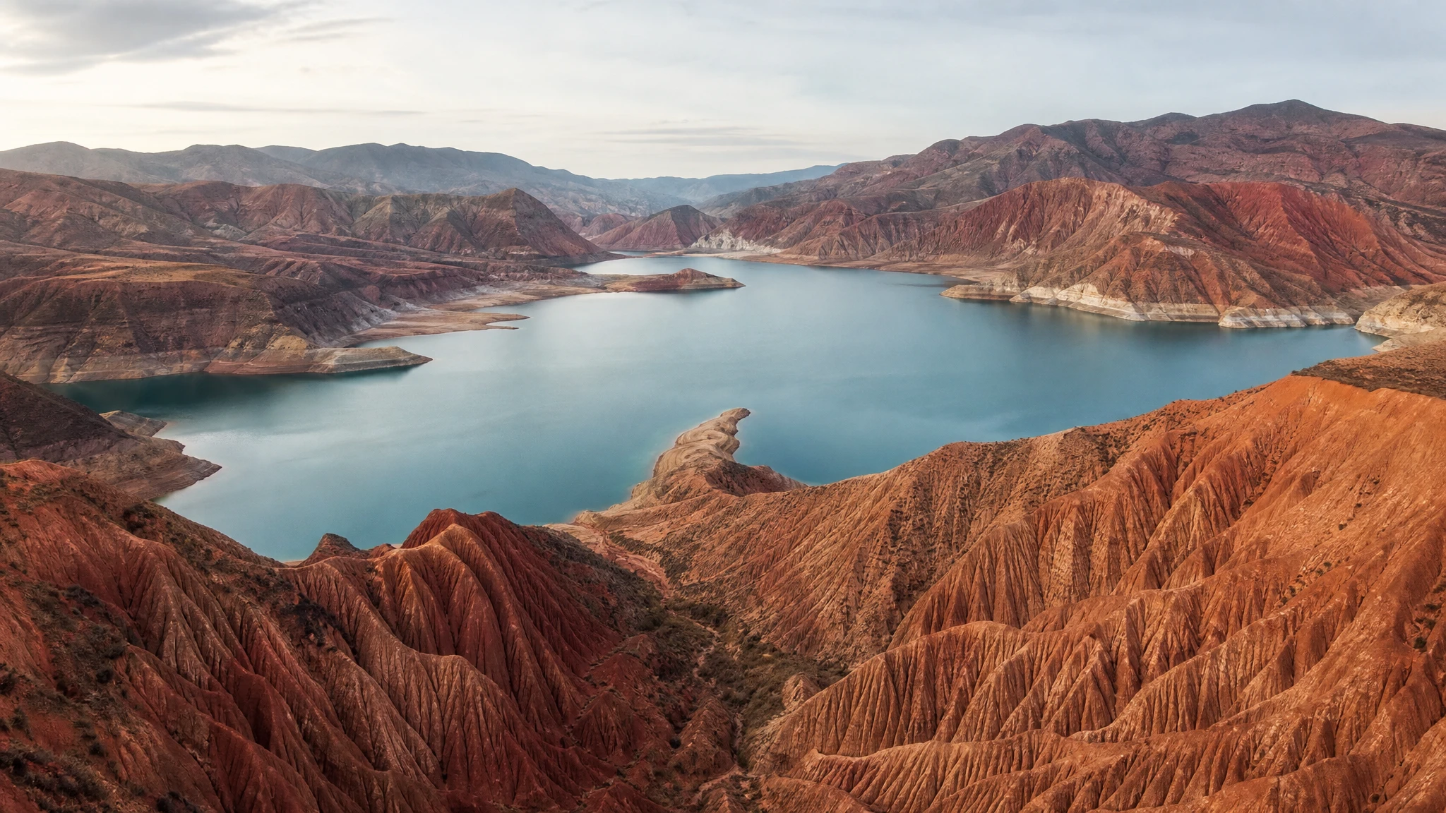 Ilustración editorial del embalse del Negratín rodeado de formaciones de bad-lands en el Altiplano granadino